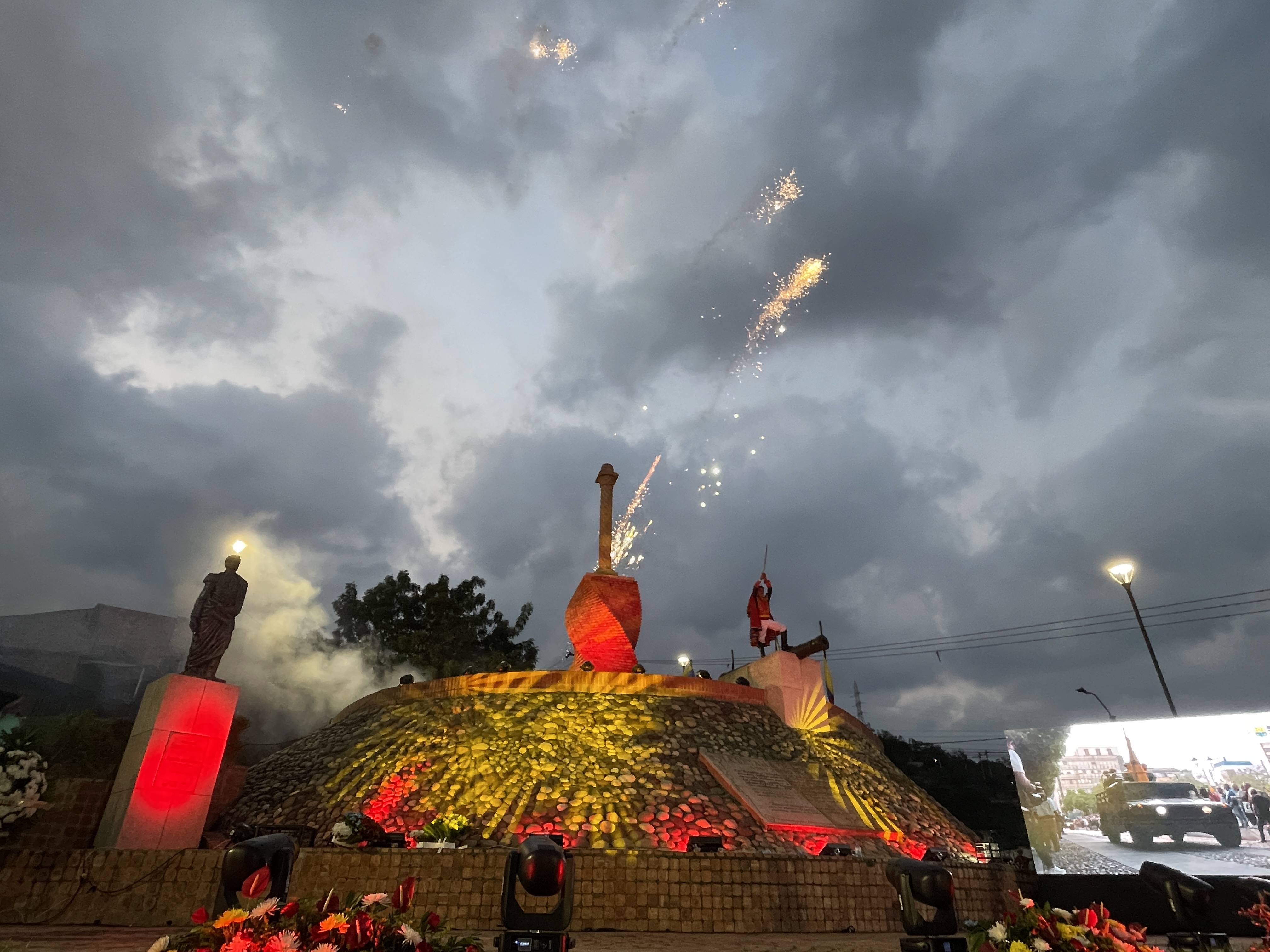 Homenaje conmemorativo con fuegos artificiales en Cúcuta