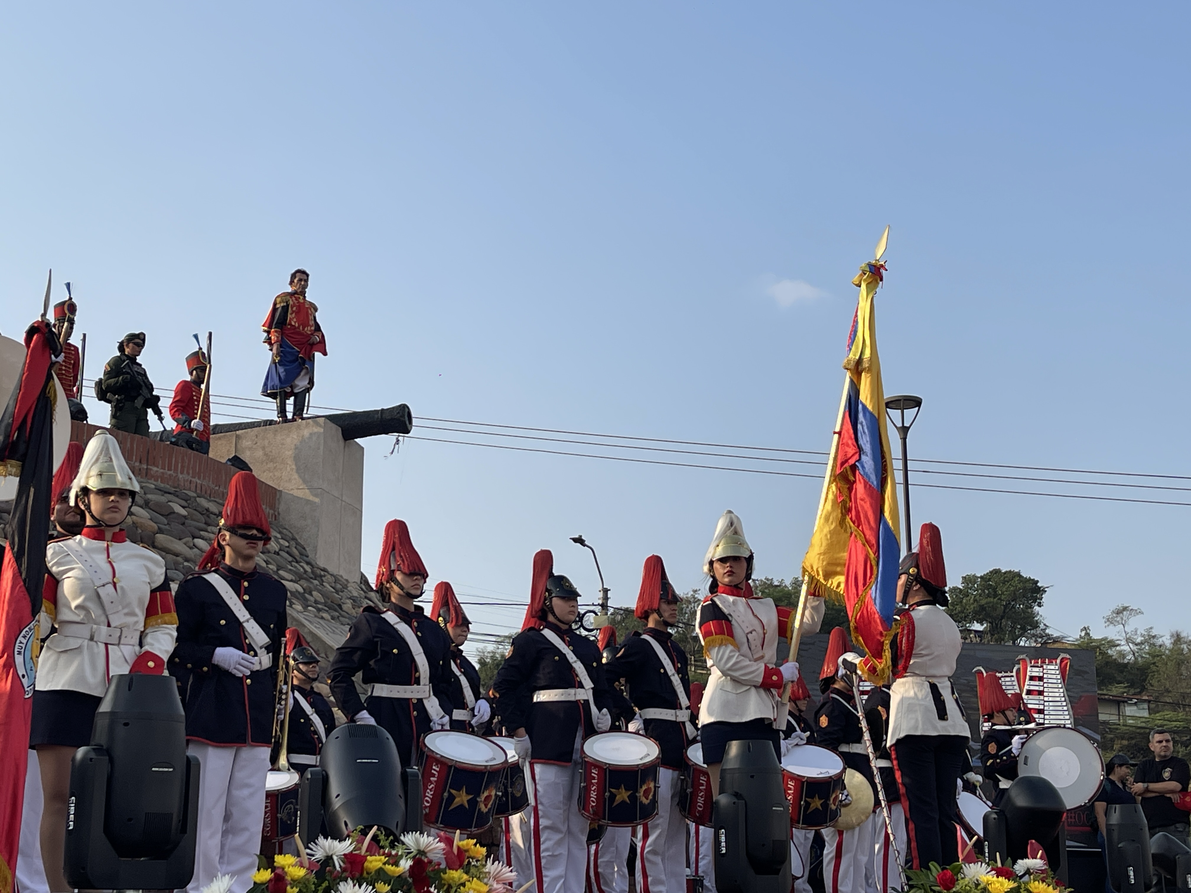 Banda de guerra desfilando con bandera de Colombia en Cúcuta