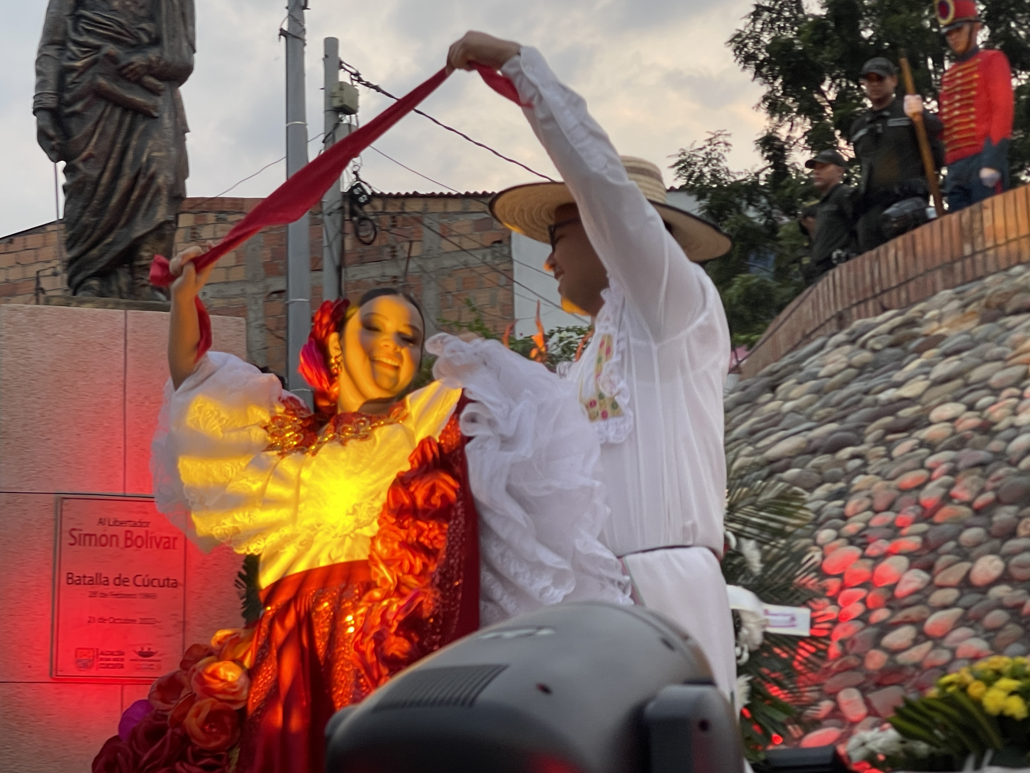 Ofrenda floral en monumento histórico de Cúcuta